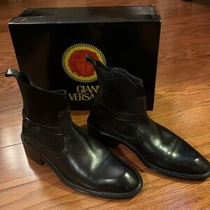 Men’s Gianni Versace leather suede strap boot
Size 7 1/2